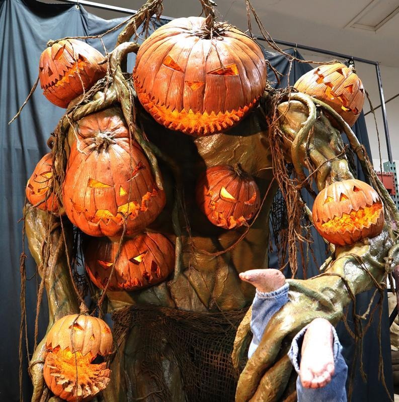 π2025 Halloween Giant Pumpkin Monster and Child