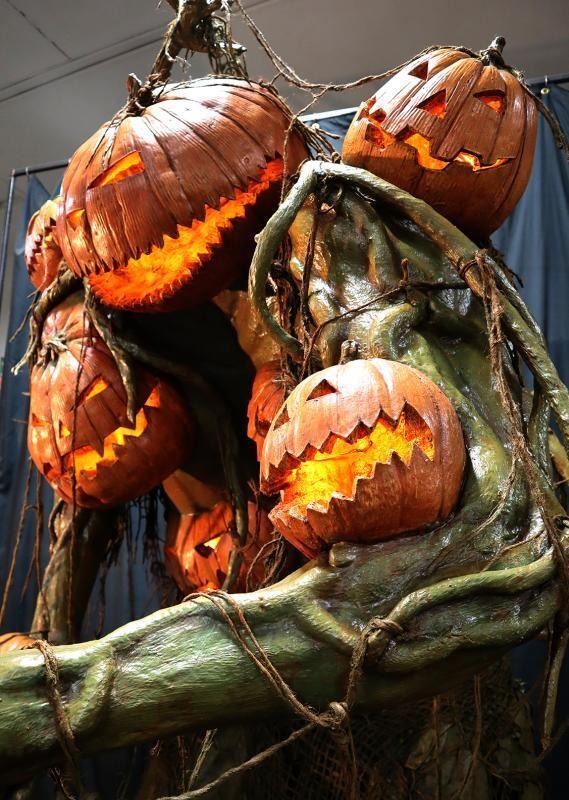 π2025 Halloween Giant Pumpkin Monster and Child